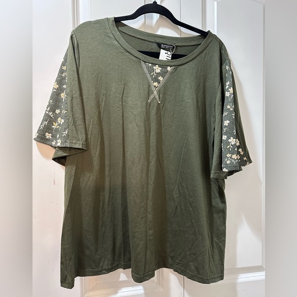 BloomChic Plus Size 2XL Ditsy Floral Patchwork Round Neck T-shirt us18-20 - Picture 7 of 8